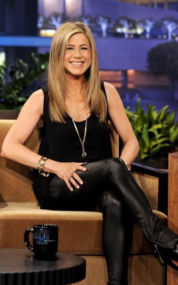 Jennifer Anniston en cuir sexy